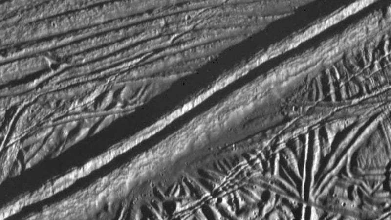 Geological features of Europa's surface